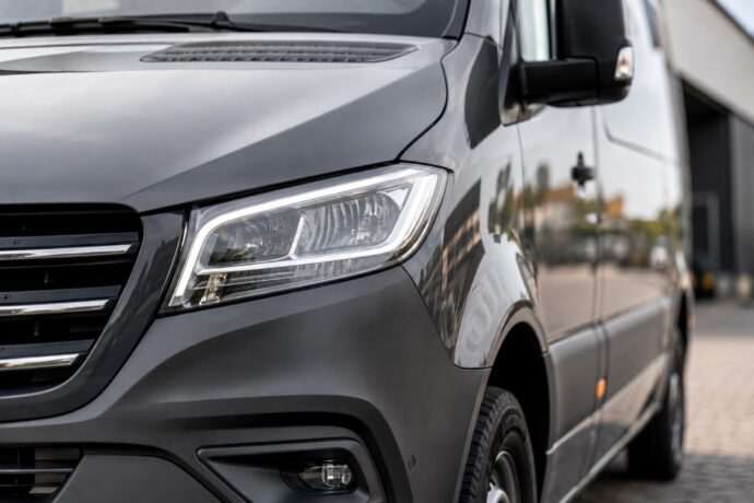 Close-up van een moderne bedrijfswagen voor zakelijke lease