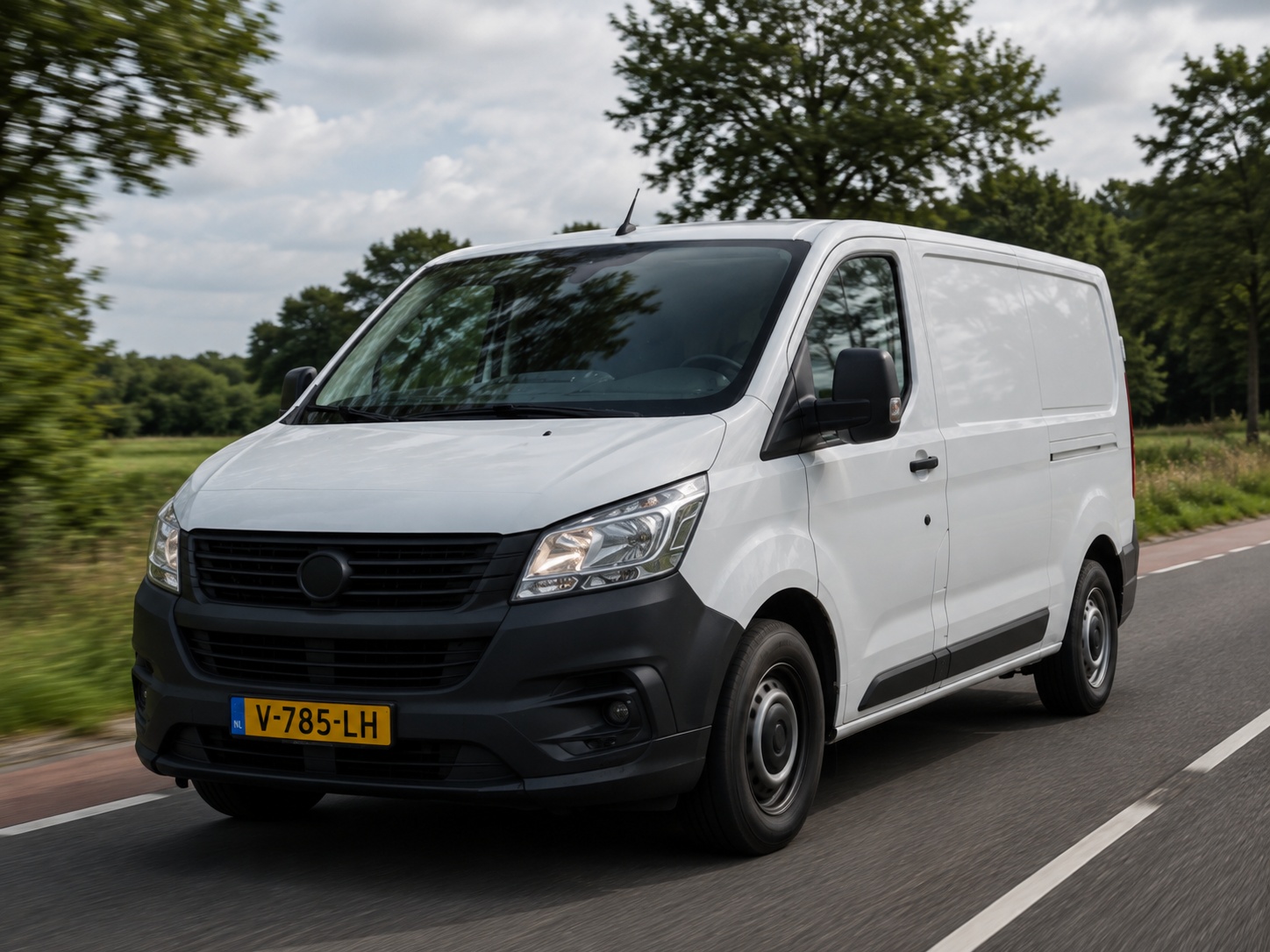 Witte bedrijfswagen onderweg voor zakelijk gebruik